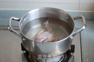 松茸鸽子汤的做法步骤:3