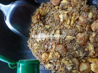 黑暗料理卤水酱油炒饭的做法步骤:9