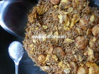 黑暗料理卤水酱油炒饭的做法步骤:8