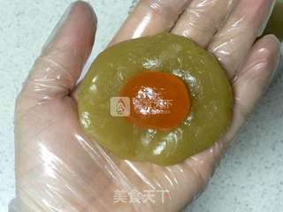 广式莲蓉蛋黄月饼的做法步骤:5