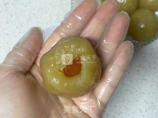 广式莲蓉蛋黄月饼的做法步骤:6