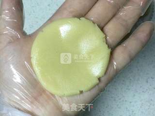 广式莲蓉蛋黄月饼的做法步骤:9
