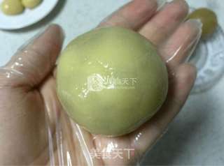 广式莲蓉蛋黄月饼的做法步骤:12