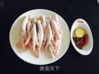 红烧凤爪的做法步骤：1