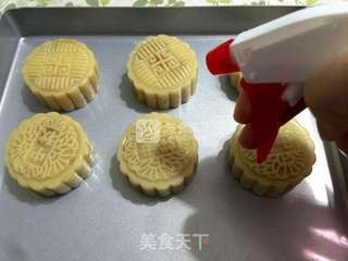 广式莲蓉蛋黄月饼的做法步骤:16