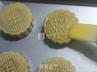 广式莲蓉蛋黄月饼的做法步骤:19
