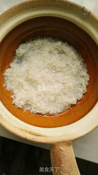 粤式腊肠咸蛋煲仔饭的做法步骤:2