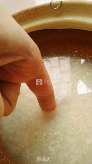 粤式腊肠咸蛋煲仔饭的做法步骤:3