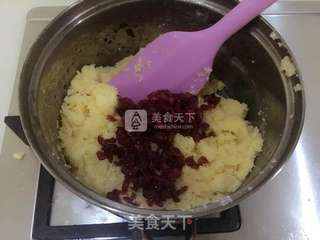 椰蓉蔓越莓奶黄月饼的做法步骤:11