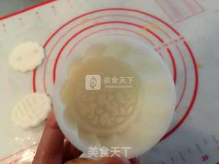 椰蓉蔓越莓奶黄月饼的做法步骤:16