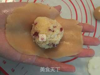椰蓉蔓越莓奶黄月饼的做法步骤:14