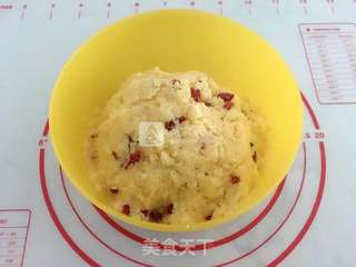 椰蓉蔓越莓奶黄月饼的做法步骤:12