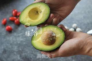 鲜虾牛油果沙拉的做法步骤：2