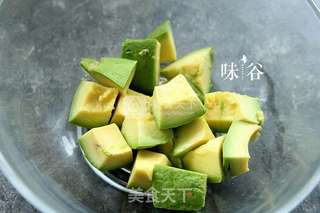 鲜虾牛油果沙拉的做法步骤:3
