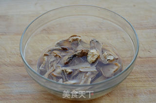 松茸煲鸡汤的做法步骤:2