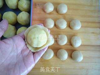 #新良首届烘焙大赛#广式绿豆沙蛋黄月饼的做法步骤:9