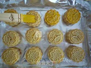 #新良首届烘焙大赛#广式绿豆沙蛋黄月饼的做法步骤:16