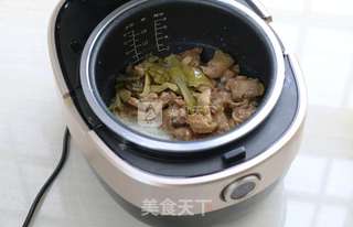 咸菜鸡肉煲仔饭电饭煲轻松做的做法步骤:12