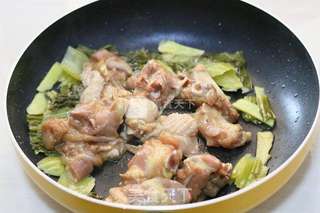 咸菜鸡肉煲仔饭电饭煲轻松做的做法步骤:9