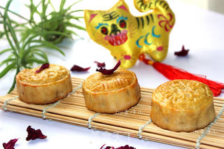 自制豆沙蛋黄月饼的做法步骤:15