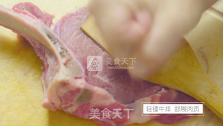 米兰煎小牛排的做法步骤：1