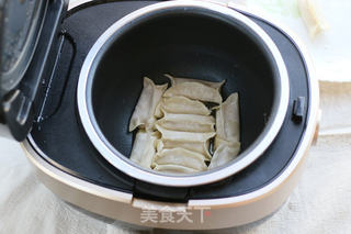 电饭煲做锅贴——香菇猪肉锅贴的做法步骤:10