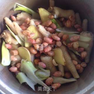 花生鸡爪汤的做法步骤:4