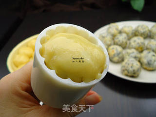 广式柠檬伍仁月饼的做法步骤:11