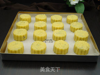 广式柠檬伍仁月饼的做法步骤:12