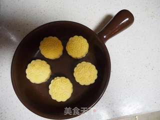 滋味美绝的奶黄月饼的做法步骤:8