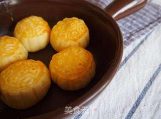 滋味美绝的奶黄月饼的做法步骤:11