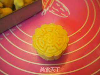 滋味美绝的奶黄月饼的做法步骤:7