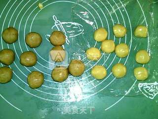 广式莲蓉蛋黄月饼的做法步骤:11