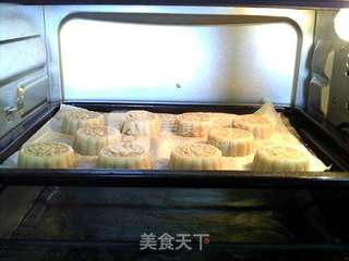 广式莲蓉蛋黄月饼的做法步骤:18