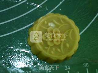 广式莲蓉蛋黄月饼的做法步骤:16