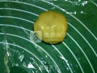 广式莲蓉蛋黄月饼的做法步骤:13