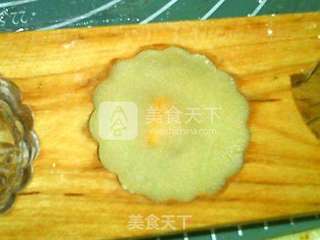 广式莲蓉蛋黄月饼的做法步骤:15
