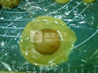 广式莲蓉蛋黄月饼的做法步骤:12