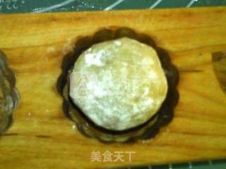 广式莲蓉蛋黄月饼的做法步骤:14