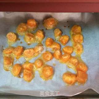 广式莲蓉蛋黄月饼的做法步骤:5