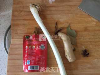 牛腩炖西红柿的做法步骤:2