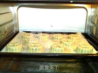 广式莲蓉五仁月饼的做法步骤:16