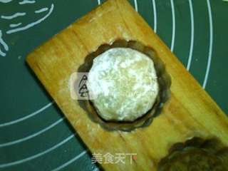 广式莲蓉五仁月饼的做法步骤:12