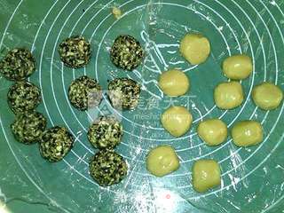 广式莲蓉五仁月饼的做法步骤:8