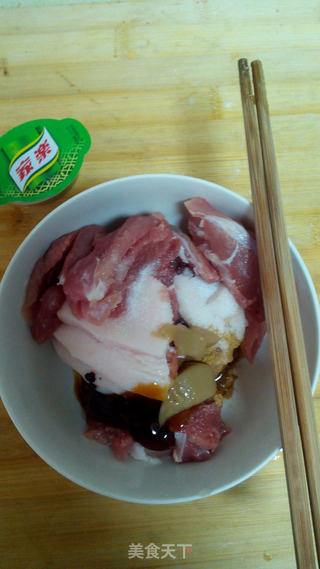 土豆粉蒸肉的做法步骤:2