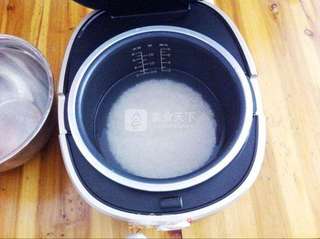 原汁鲜虾焖饭的做法步骤:2