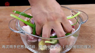 开味酸菜猪脚的做法步骤:2