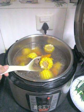 脊骨胡萝卜香菇玉米汤的做法步骤：7