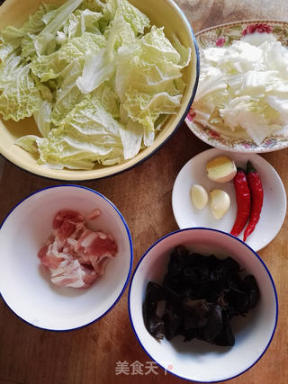 #信任之美#五花肉炒白菜的做法步骤：1