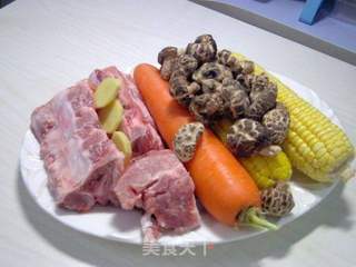 脊骨胡萝卜香菇玉米汤的做法步骤：1